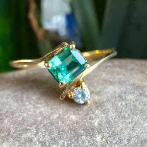 Exquisite 18k Emerald & Diamond Ring